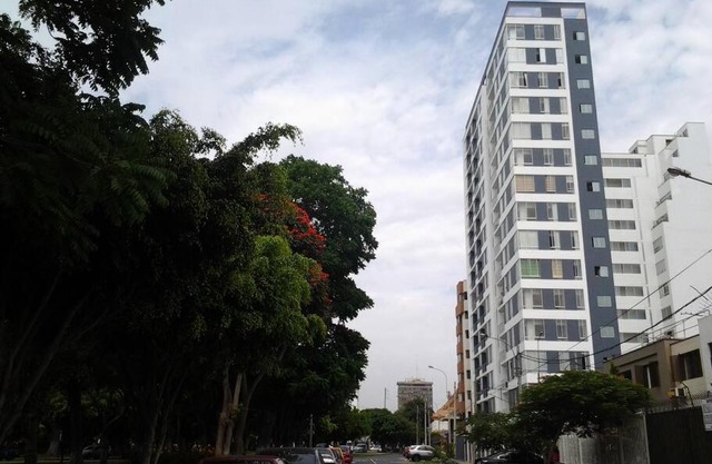 Apartamento completo frente a parque.