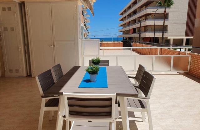 APARTAMENTO CON GRAN TERRAZA, PISCINA Y CON VISTAS AL MAR, A SOLO 50 m DE LA PLAYA