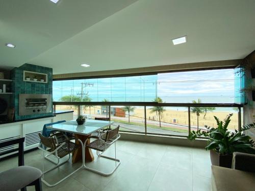 Apartamento De frente ao mar, linda varanda com churrasqueira