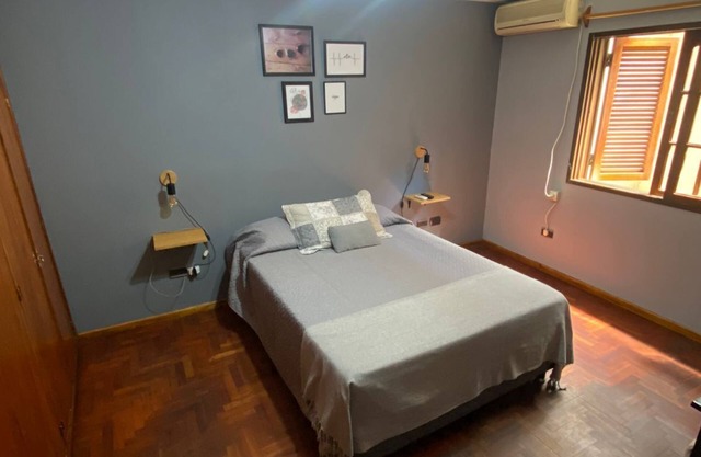 Apartamento en Pleno Centro de la Ciudad, Seguro y con Estacionamiento Privado!