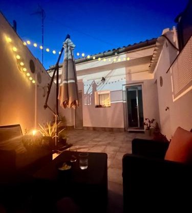 Apartamento independiente con parking privado gratuito y terraza de ensueño junto al Teatro Romano