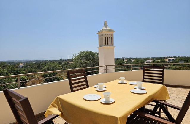 Apartamento no 1º Andar em Moradia no Campo