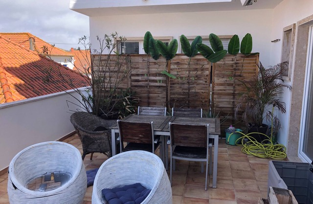 Apartamento com Terraço e 3 Quartos, 200 Metros da Praia
