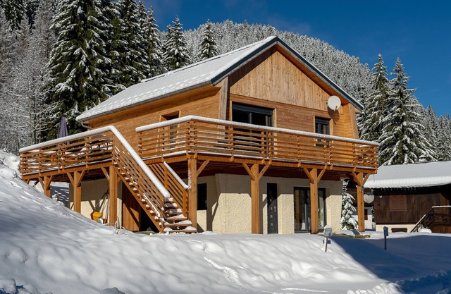 Apartment 'Les Iris' with Mountain View, Private Garden and Wi-Fi