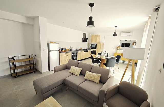 Apartment A Santa* sleeps 4, pool, gym, games 10min from beaches