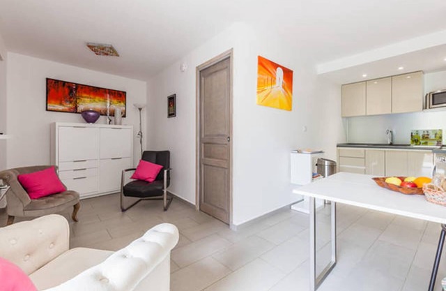 Apartment with large terrace. Furnished tourist accommodation *.