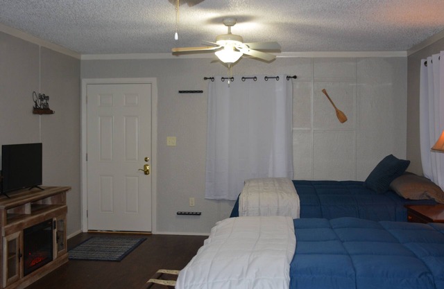 Apartment 1 - 2760 Carters Ferry Road Milam Texas. Free Ice !