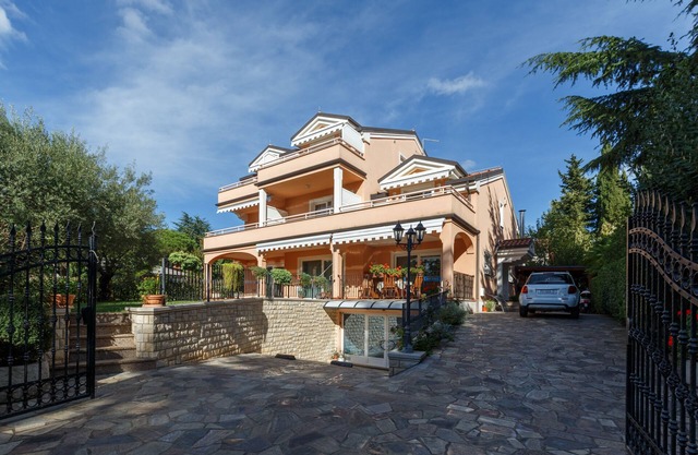 Apartment 101 in Villa Baissero, 40m from the beach