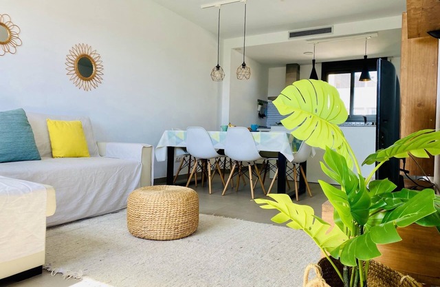 Apartment 200m beach and station only 45min BCN