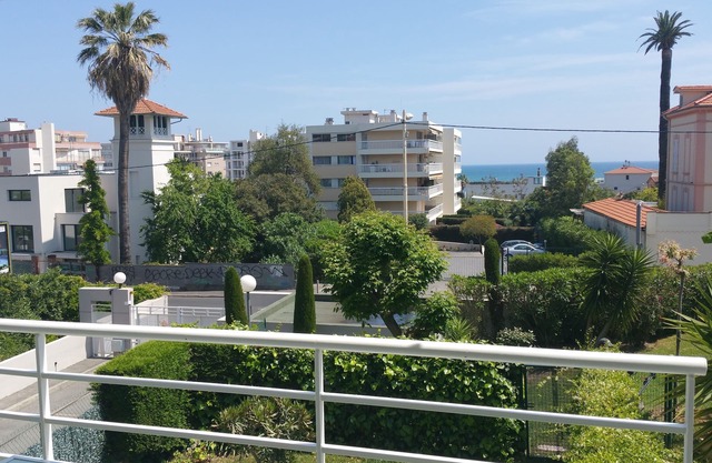 Apartment 3 rooms Modern Swimming pool Parking 300 m Beach Golfe Juan