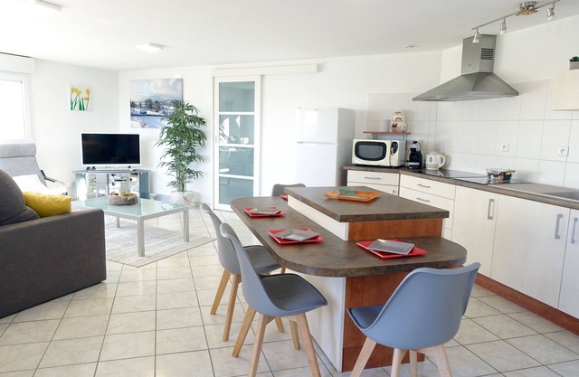 Apartment 60m² in villa with lake view, entrance and independent terrace
