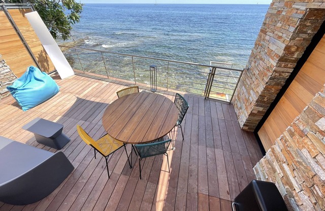 Apartment ALL COMFORT, TERRACE and DIRECT SEA ACCESS, FEET IN THE WATER