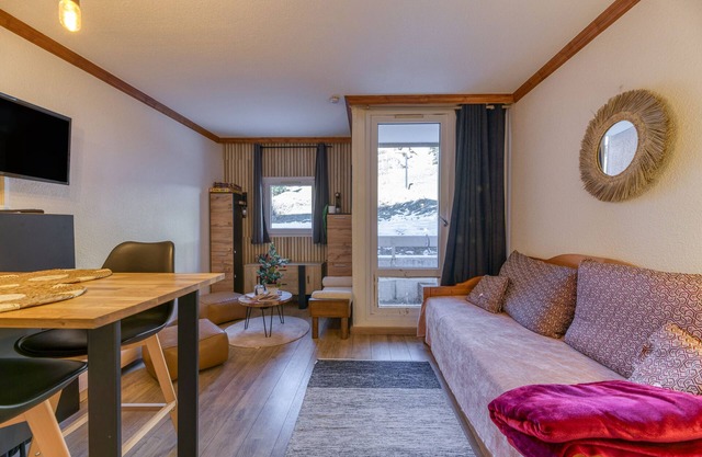 Apartment 'Appart 4 Personnes Pied Des Pistes' with Mountain View and Balcony