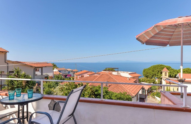 Apartment 'Appartamento Con Vista Mare Chiessi' with Sea View, Balcony and Air Conditioning
