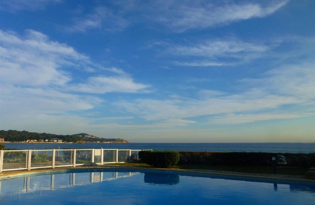 Apartment beachfront, direct beach access, swimming pool, air cond., wi-fi, park
