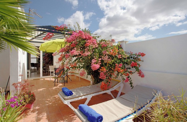 Apartment 'Bungalow Aloe Dunas' with Garden, Shared Pool & Fast Wi-Fi