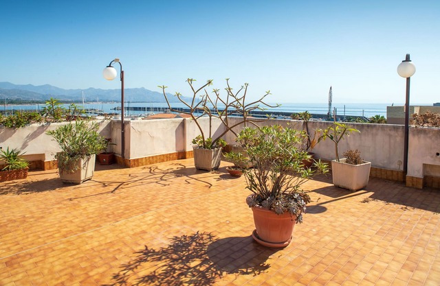 Apartment 'Casa Delle Pomelie - Riposto' with Sea View, Wi-Fi and Air Conditioning
