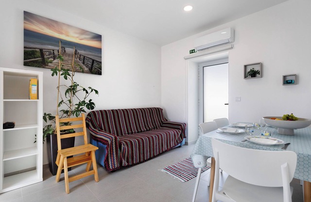 Apartment 'Casinha Do Rei' with Shared Terrace, Wi-Fi and Air Conditioning
