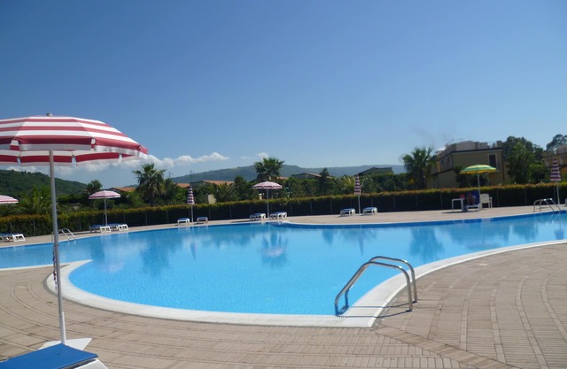APARTMENT CLOSE TO PRIVATE BEACH AND SWIMMING POOLS