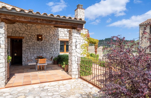 Apartment 'El Clos 4' with Private Terrace, Shared Garden and Wi-Fi