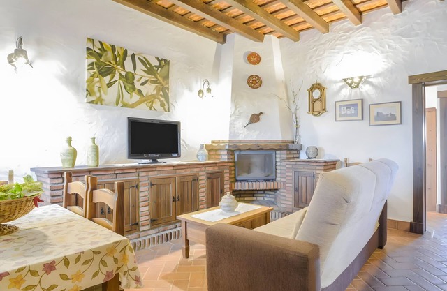 Apartment 'El Olivo' with Shared Pool, Wi-Fi and Air Conditioning