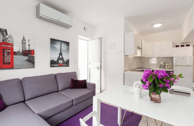Apartment Enny 1 for 2-4 persons in Porec, near the sea, parking