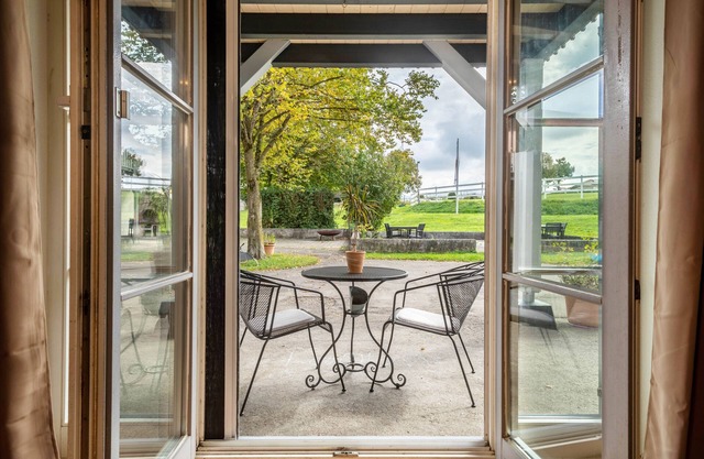 Apartment 'Erdgeschoss' with Private Terrace, Shared Garden and Wi-Fi