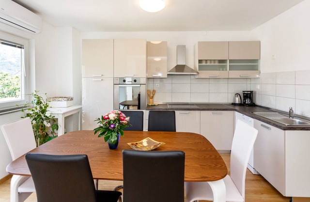 APARTMENT FOR 4 WITH POOL IN A QUIET LOCATION, ISLAND OF KRK, BAŠKA