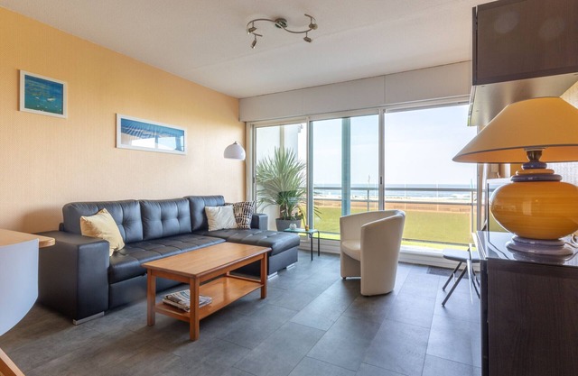 Apartment for 4, close to beach, balcony with ocean view