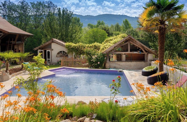 Apartment Gîte de l'Eléphant with Pool, Whirlpool, Wi-Fi & Terrace