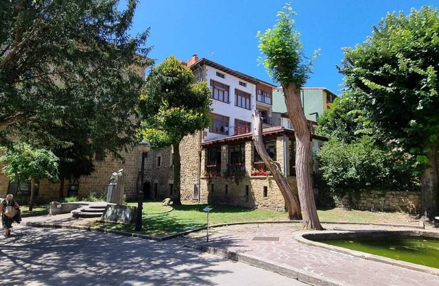 Apartment in a historical building in Zarautz, 100 m from the beach.