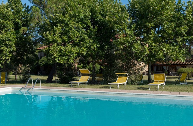 Apartment in farmhouse in Tuscany with swimming pool, wifi, restaurant, garden