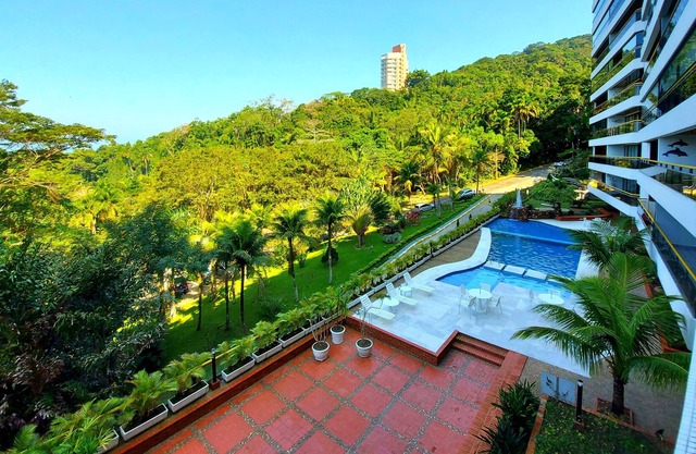 Apartment in Guarujá overlooking the sea and environmental preservation area.