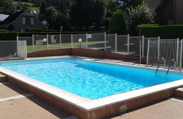 Apartment in residence with pool, near all amenities