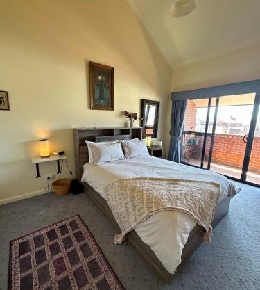 Apartment in the Heart of Bathurst Walk Everywhere