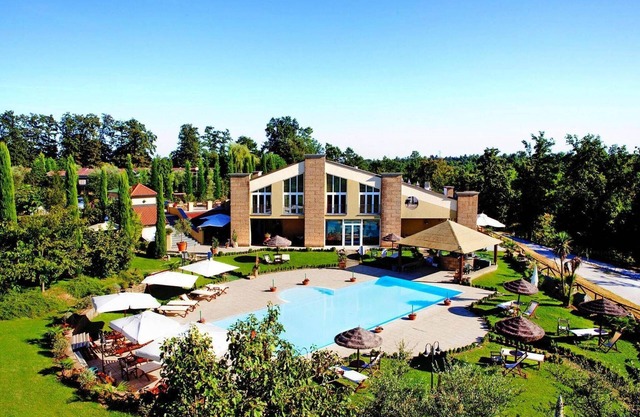 Apartment in Vinci with Pool & Wellness