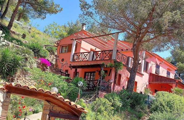 apartment in villa with terrace overlooking the sea