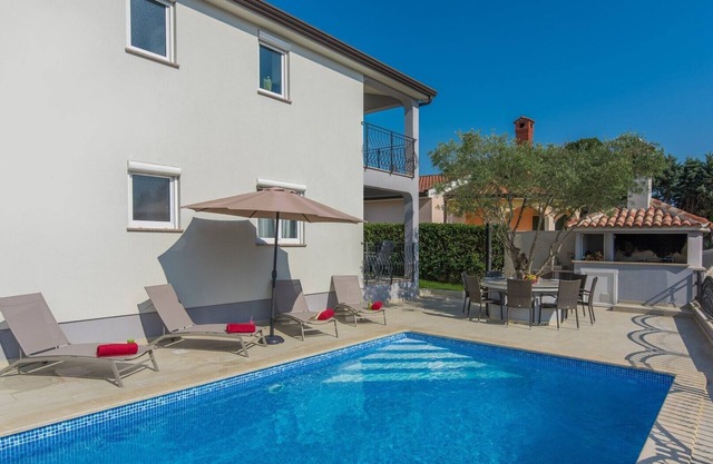 Apartment Jakov III with Balcony and Pool View