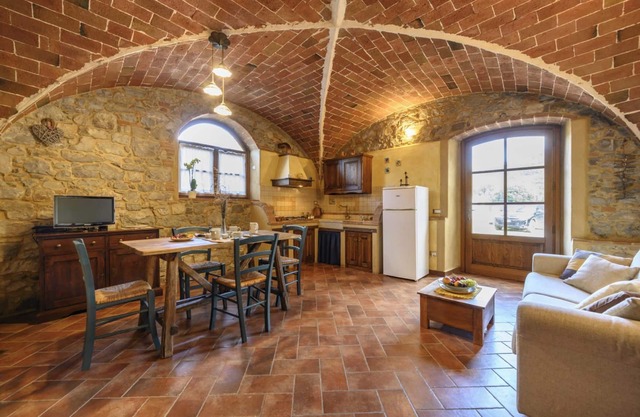 Apartment 'La Caciaia' with Shared Pool, Private Garden and Wi-Fi