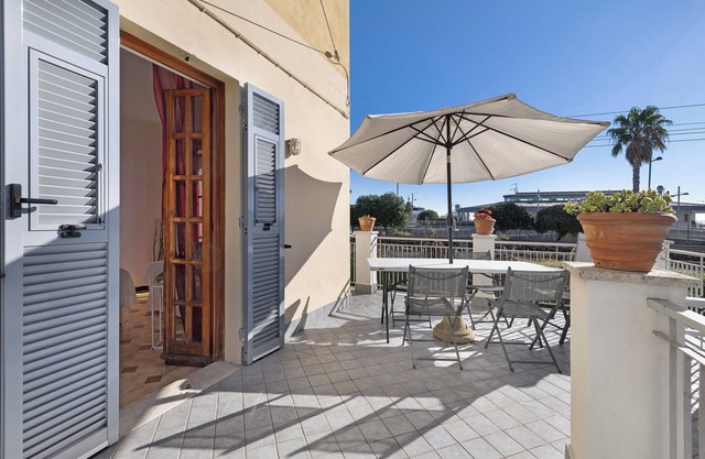 Apartment 'La Casa Di Carlotta' with Private Terrace, Wi-Fi and Air Conditioning