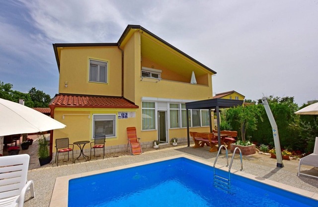 Apartment Laura B with shared pool