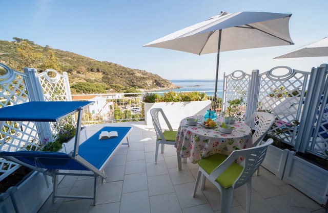 Apartment 'Le Sirene Mono 4' with Shared Terrace, Wi-Fi and Air Conditioning