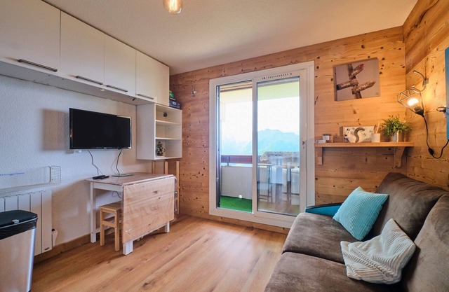 Apartment 'Les Ours Bleus' with Mountain View and Balcony