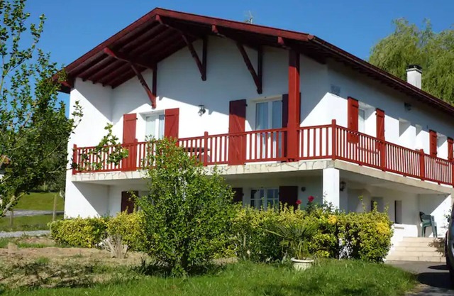 Apartment 'Maison Artzain Etchea' with Private Terrace, Private Garden and Wi-Fi
