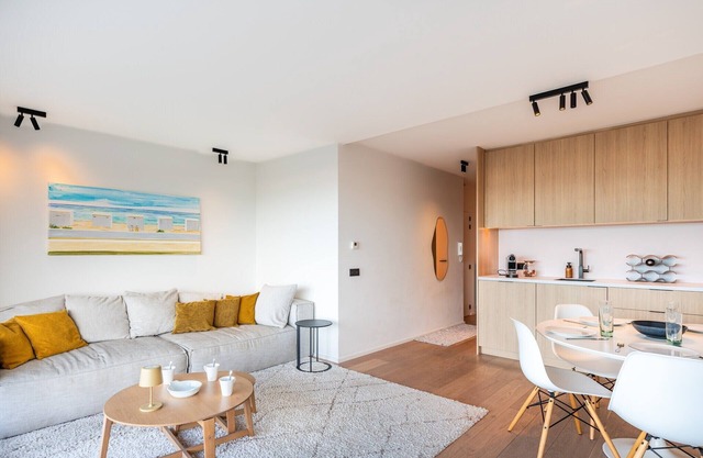 Apartment on Zeedijk with Stunning Sea Views