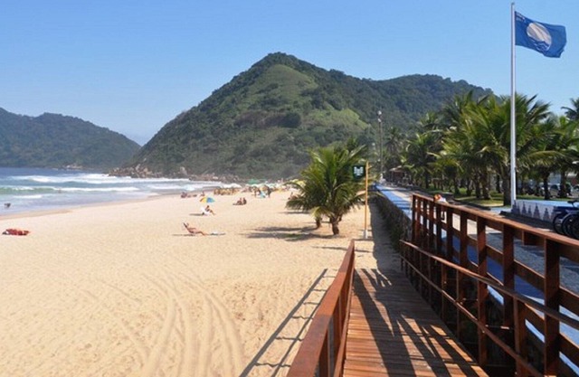 Apartment one block from the beach of Tombo- Guarujá