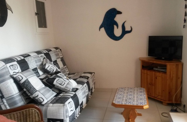 APARTMENT, quiet, right on the water, close to the port