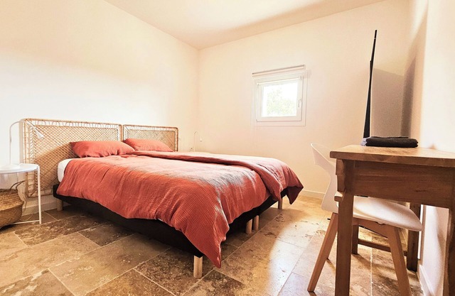 APARTMENT R+1 IN THE HEART OF THE OLIVE GROVES IN PROVENCE: SUN AND CICADAS GUARANTEED!