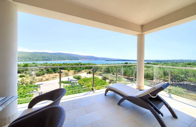 Apartment ROYAL 1 with pool and jacuzzi