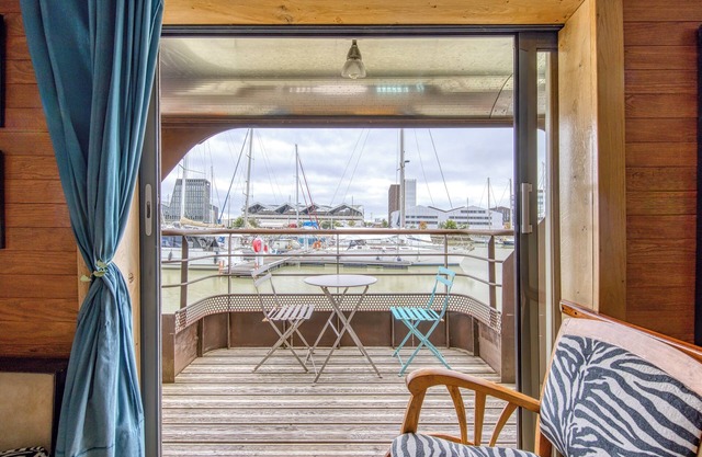 Apartment 'Suites 1900 Et Art Deco' with Lake View, Wi-Fi and Air Conditioning